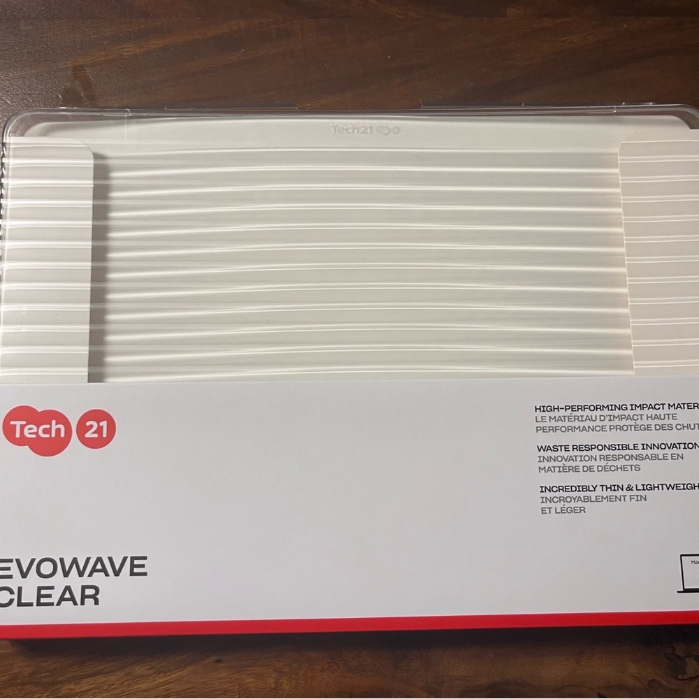 Tech21 EvoWave Cover for MacBook Air 13" (2022-2024) - Clear